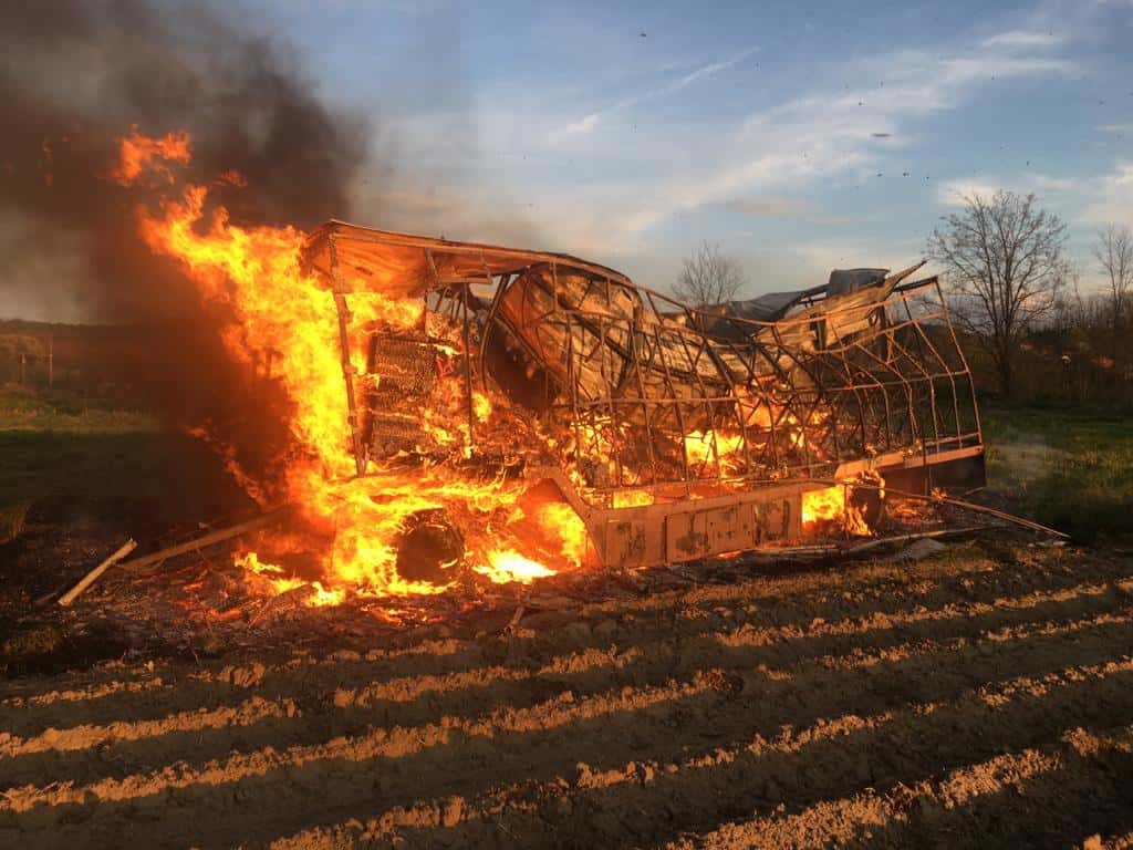 foto - camion apicol plin cu stupi mistuit într-un incendiu la micăsasa