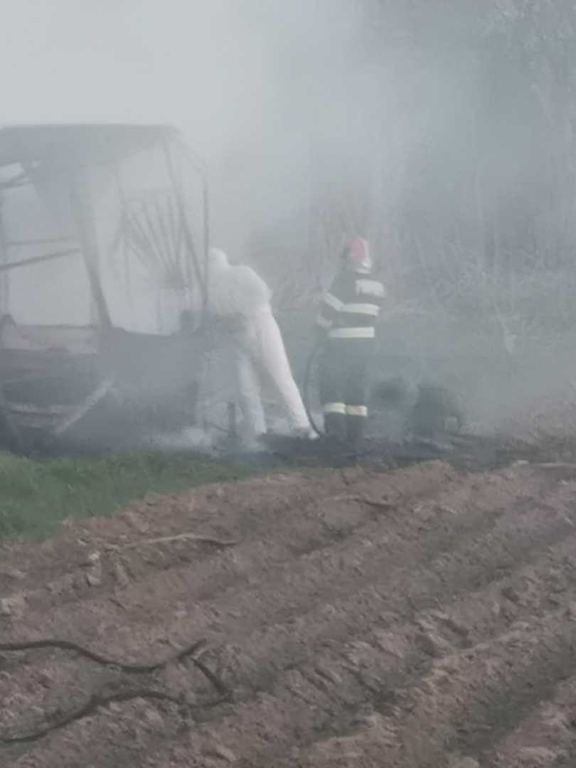 foto - camion apicol plin cu stupi mistuit într-un incendiu la micăsasa