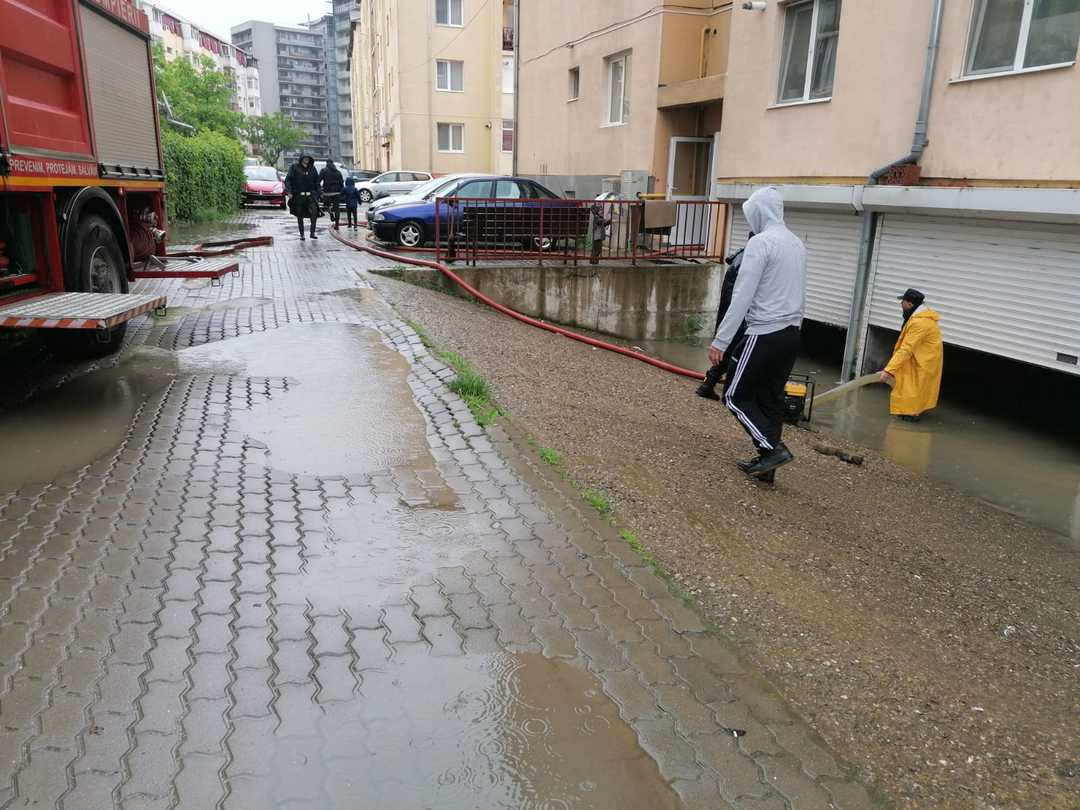 FOTO VIDEO Inundații puternice la Sibiu - Pompierii intervin pentru evacuarea apei