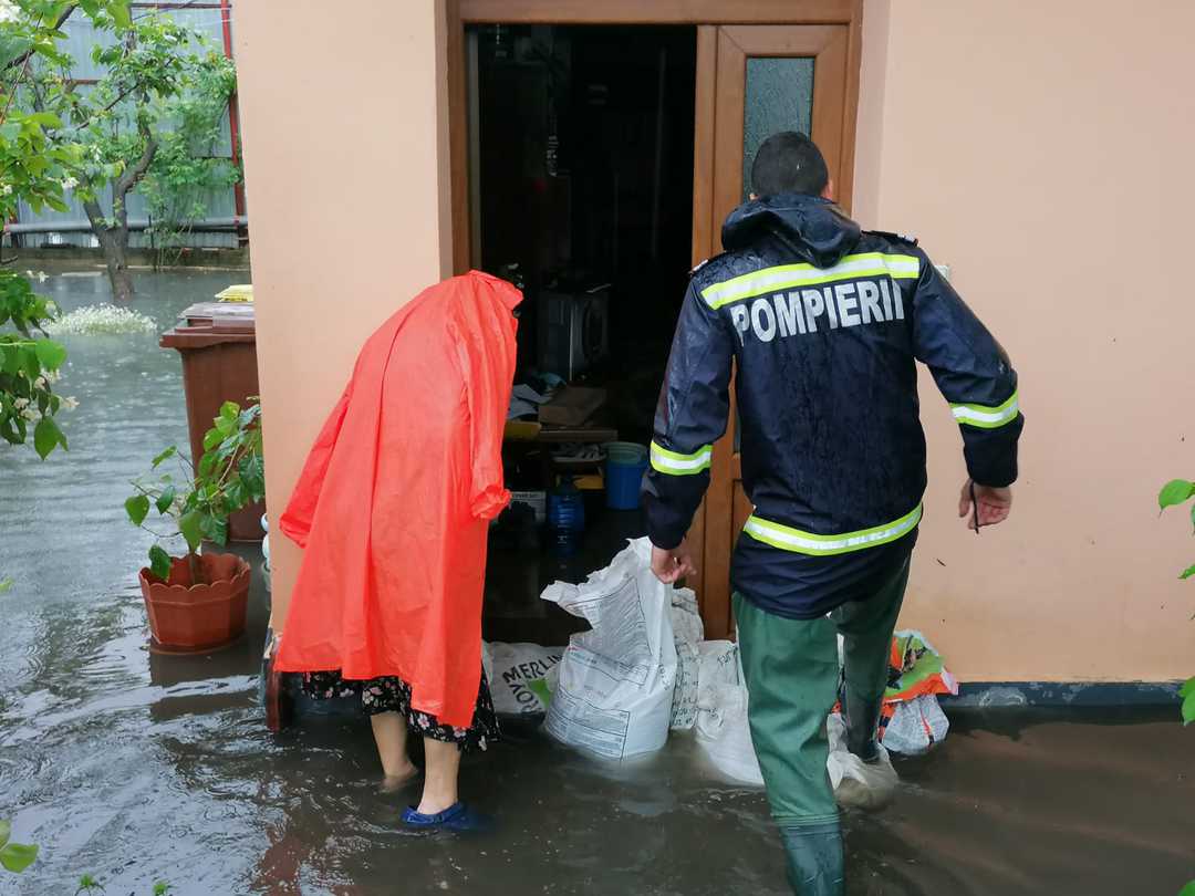 foto video inundații puternice la sibiu - pompierii intervin pentru evacuarea apei