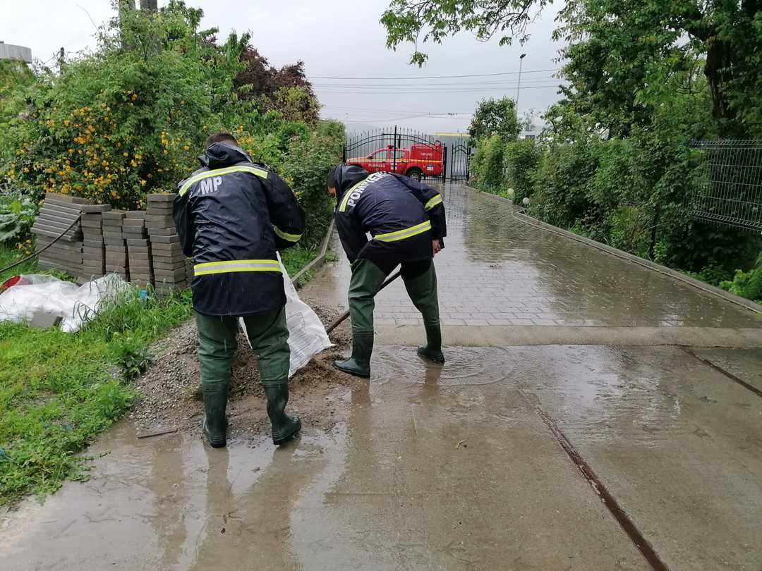 FOTO VIDEO Inundații puternice la Sibiu - Pompierii intervin pentru evacuarea apei