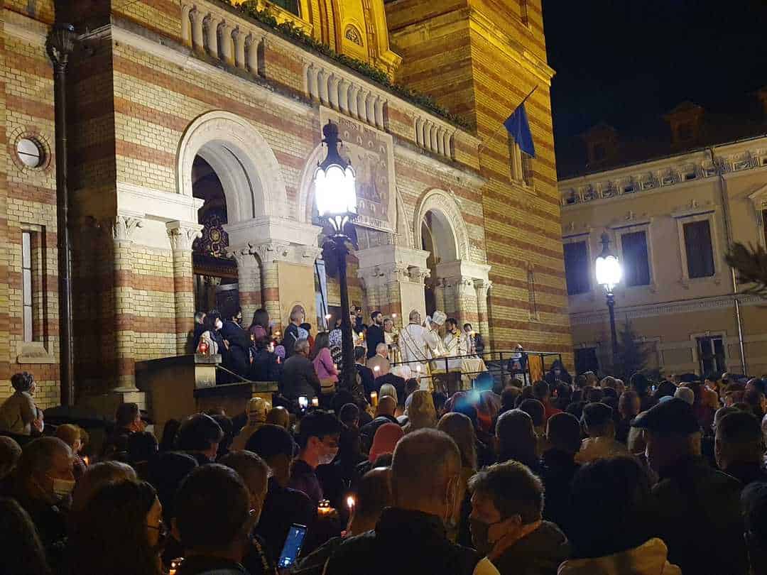 foto: sute de credincioși participă la slujba de înviere la catedrala mitropolitană din sibiu