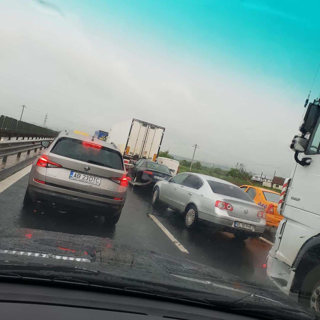 foto: asfaltare pe ploaie pe dn1 - se circulă greu pe autostradă la ieșirea spre mohu