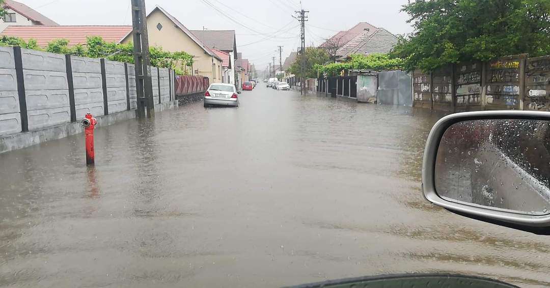 VIDEO FOTO - Inundații pe mai multe străzi din Sibiu și Șelimbăr - Zeci de oameni cer ajutorul