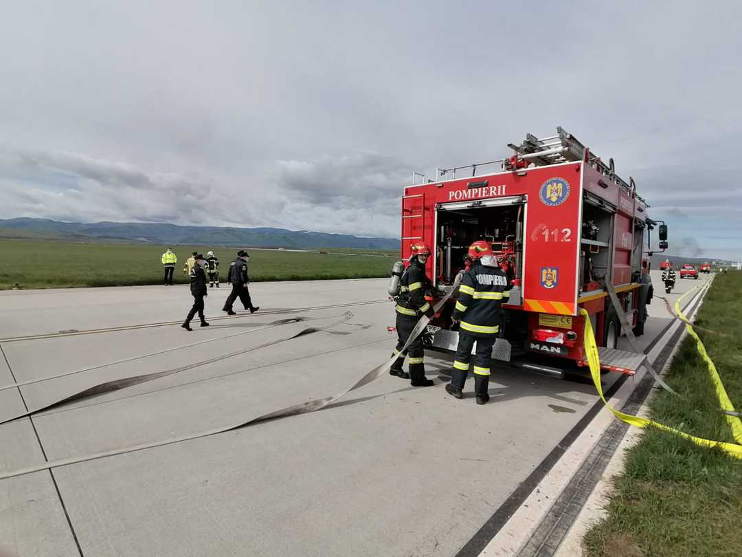 video foto: simulare de incendiu la aeroportul din sibiu - zeci de pompieri la fața locului