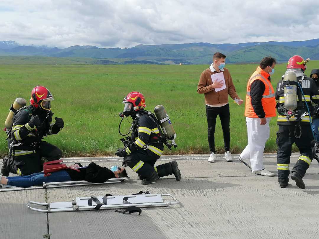 video foto: simulare de incendiu la aeroportul din sibiu - zeci de pompieri la fața locului