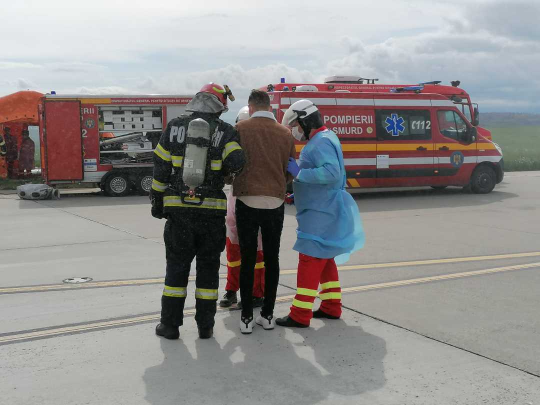 video foto: simulare de incendiu la aeroportul din sibiu - zeci de pompieri la fața locului