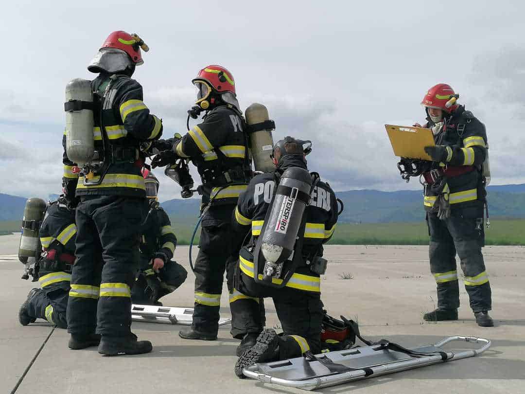 video foto: simulare de incendiu la aeroportul din sibiu - zeci de pompieri la fața locului