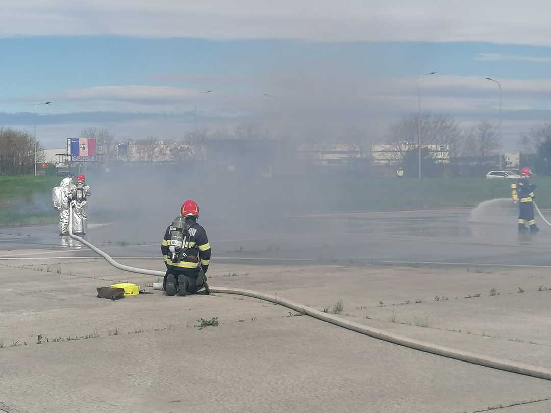 video foto: simulare de incendiu la aeroportul din sibiu - zeci de pompieri la fața locului