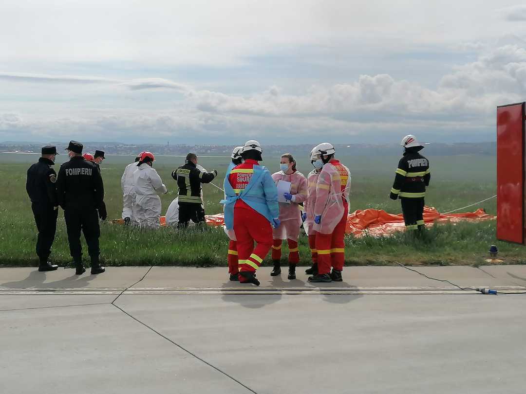 video foto: simulare de incendiu la aeroportul din sibiu - zeci de pompieri la fața locului