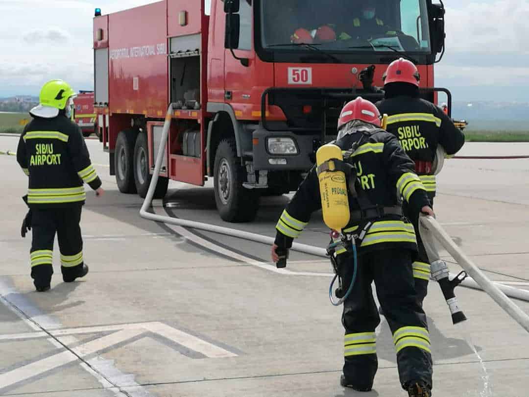 video foto: simulare de incendiu la aeroportul din sibiu - zeci de pompieri la fața locului