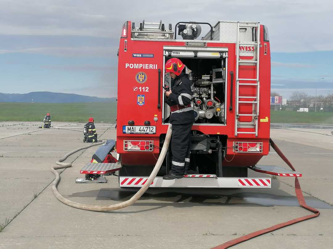 video foto: simulare de incendiu la aeroportul din sibiu - zeci de pompieri la fața locului