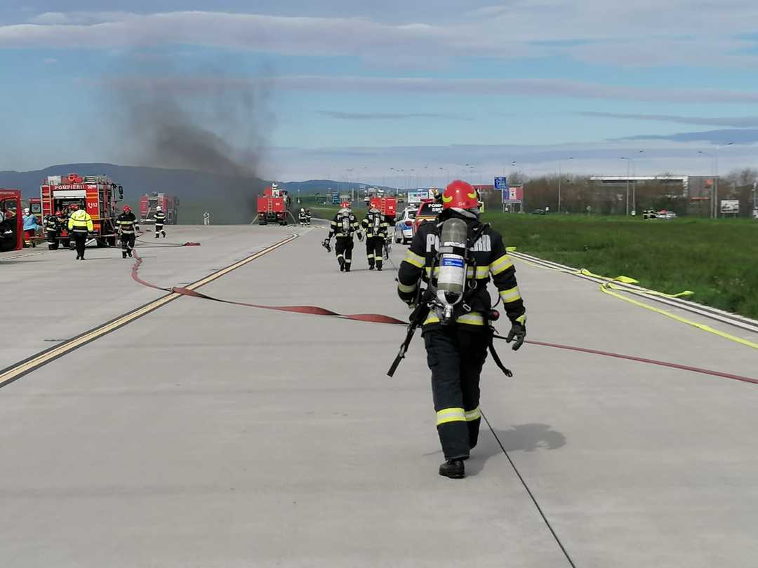 video foto: simulare de incendiu la aeroportul din sibiu - zeci de pompieri la fața locului