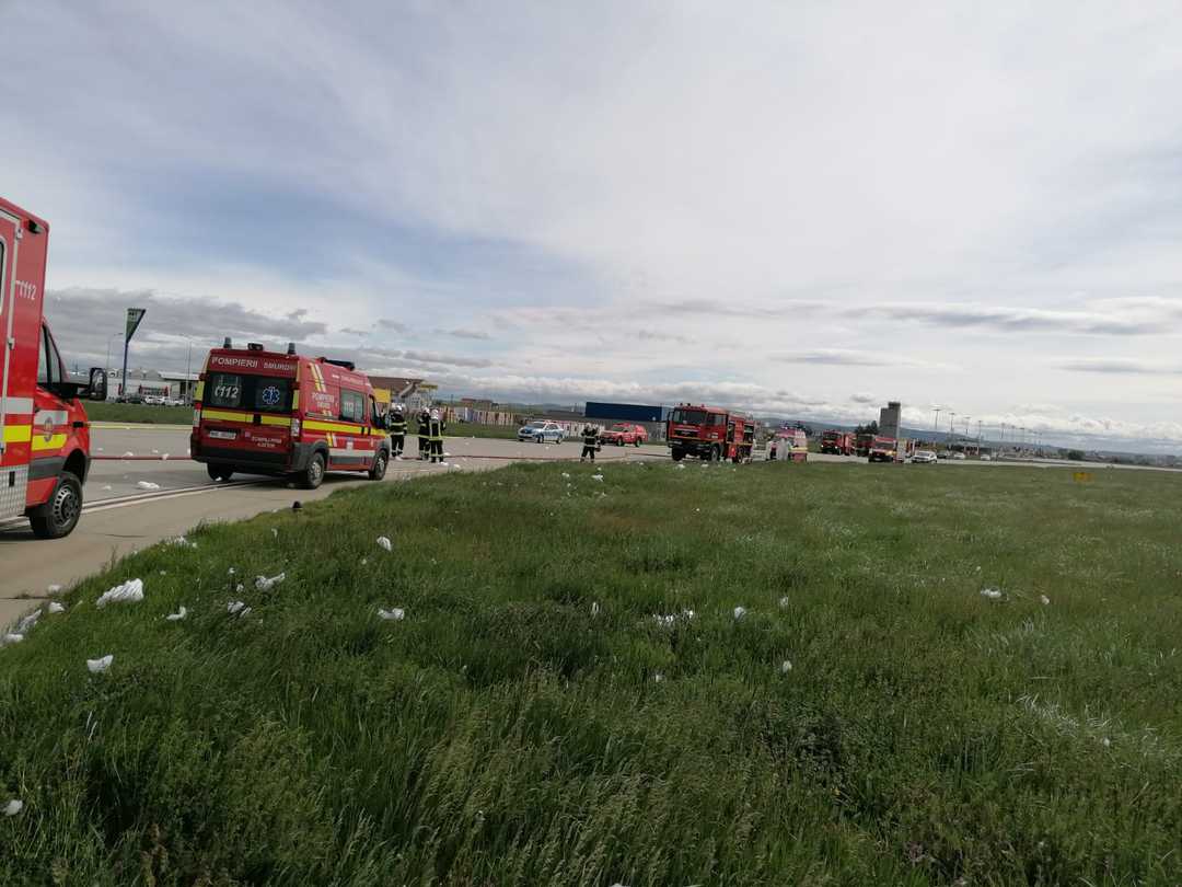 video foto: simulare de incendiu la aeroportul din sibiu - zeci de pompieri la fața locului