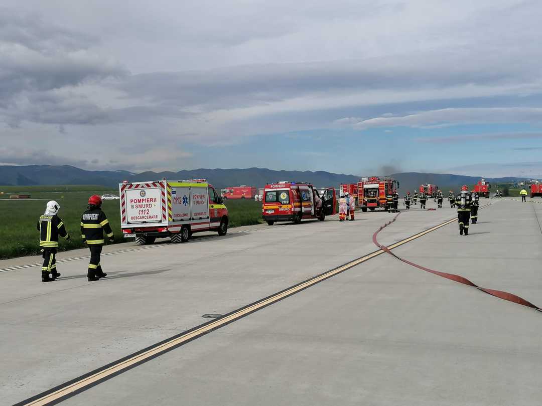 video foto: simulare de incendiu la aeroportul din sibiu - zeci de pompieri la fața locului