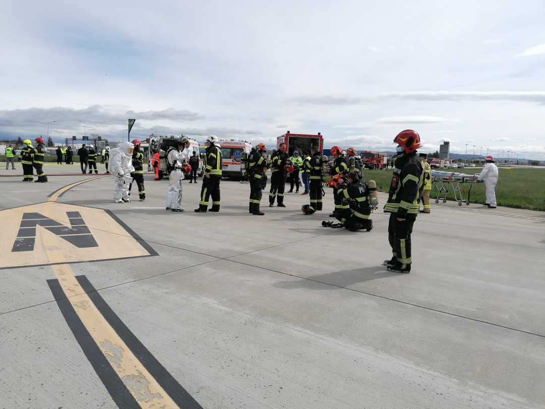 video foto: simulare de incendiu la aeroportul din sibiu - zeci de pompieri la fața locului