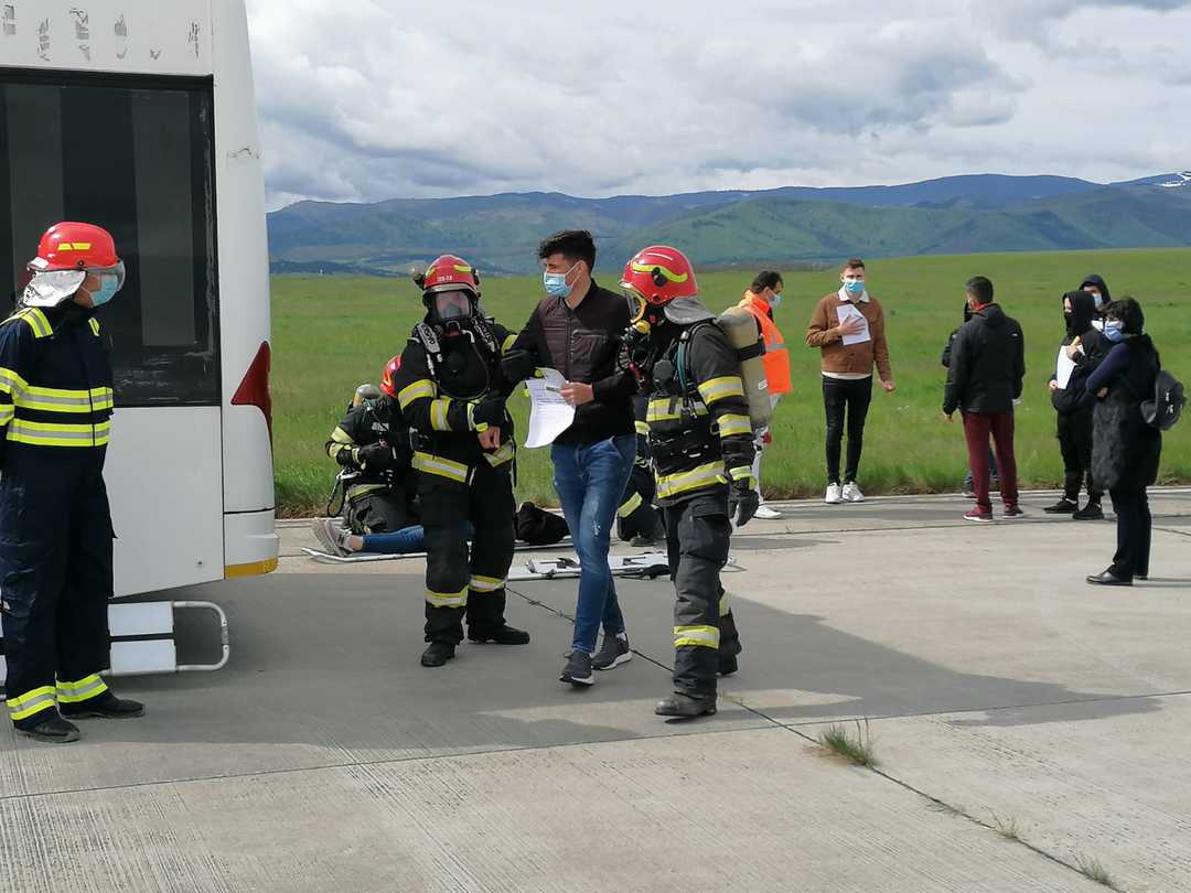 video foto: simulare de incendiu la aeroportul din sibiu - zeci de pompieri la fața locului