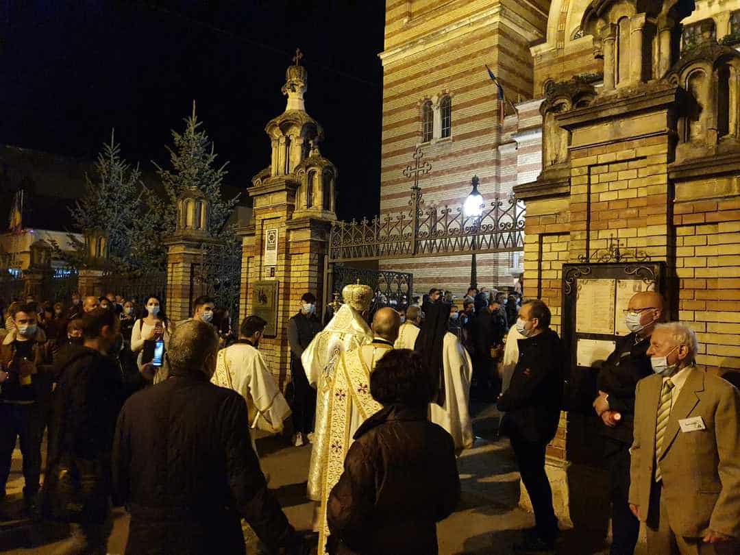 foto: sute de credincioși participă la slujba de înviere la catedrala mitropolitană din sibiu