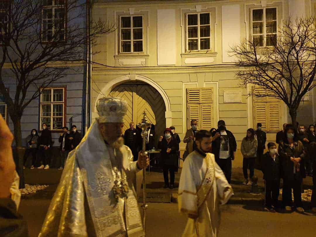 foto: sute de credincioși participă la slujba de înviere la catedrala mitropolitană din sibiu