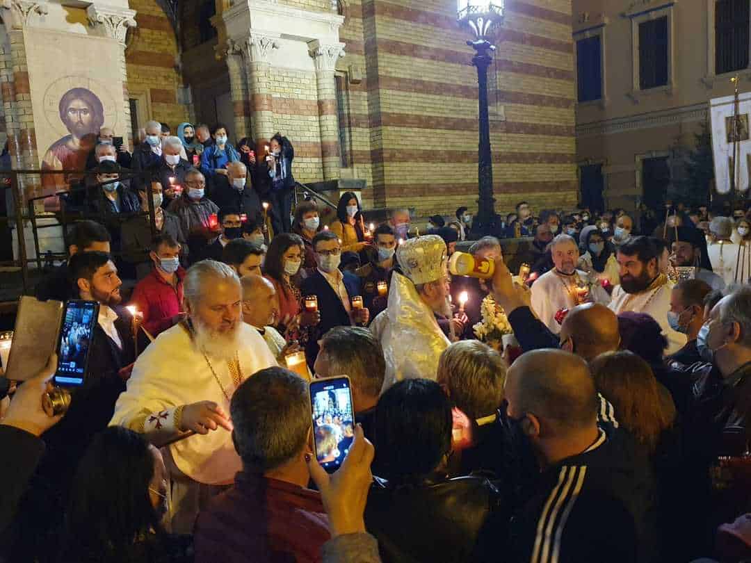 foto: sute de credincioși participă la slujba de înviere la catedrala mitropolitană din sibiu