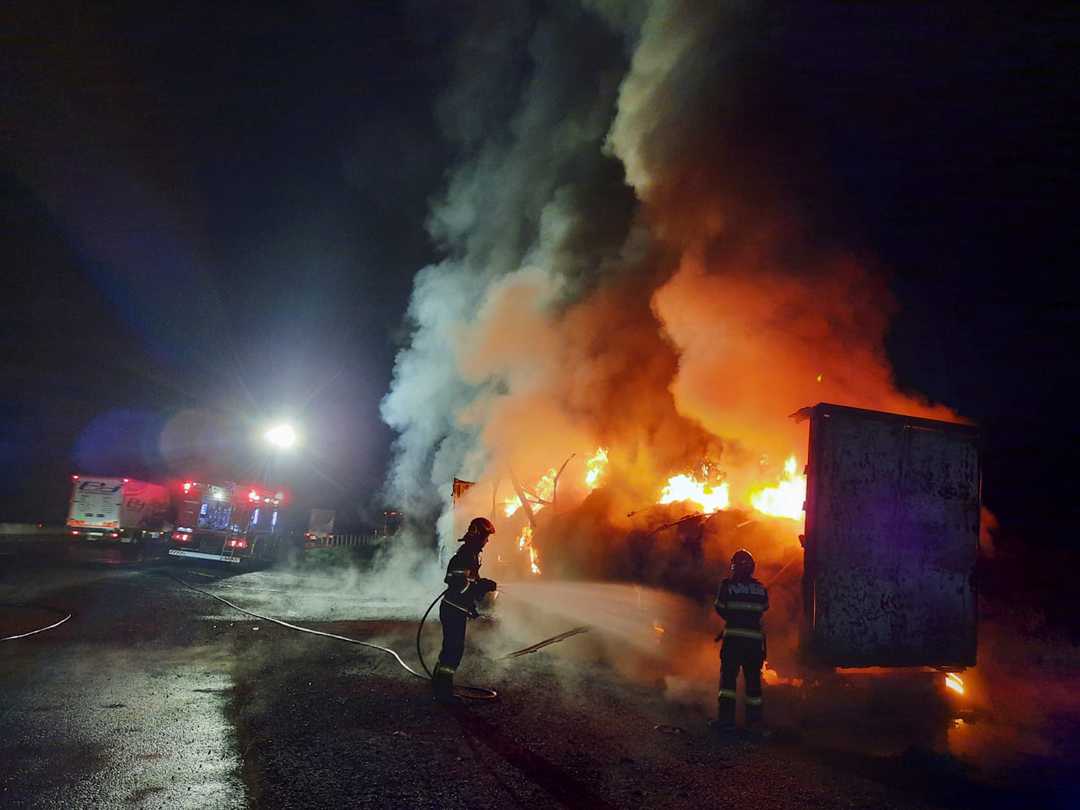 video foto flăcări imense pe dn7 - un tir a ars complet