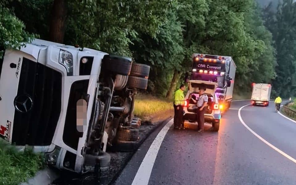 TIR răsturnat pe Valea Oltului - Era încărcat cu malț pentru bere