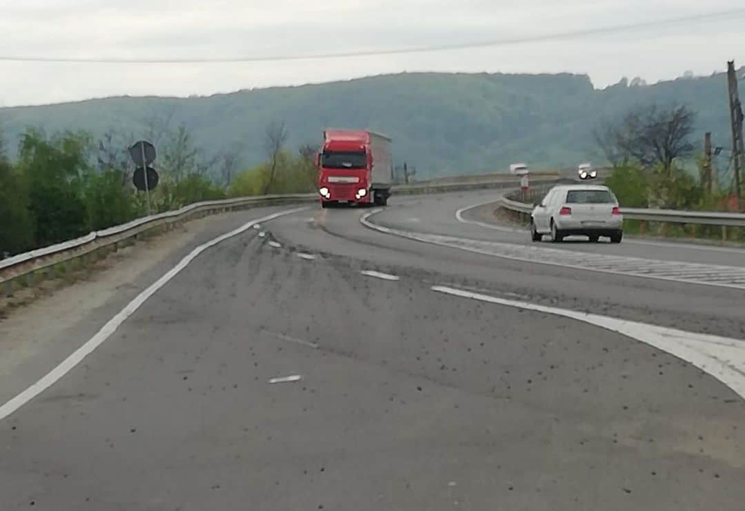 FOTO: Trafic îngreunat la Avrig - A căzut pietriș dintr-o remorcă