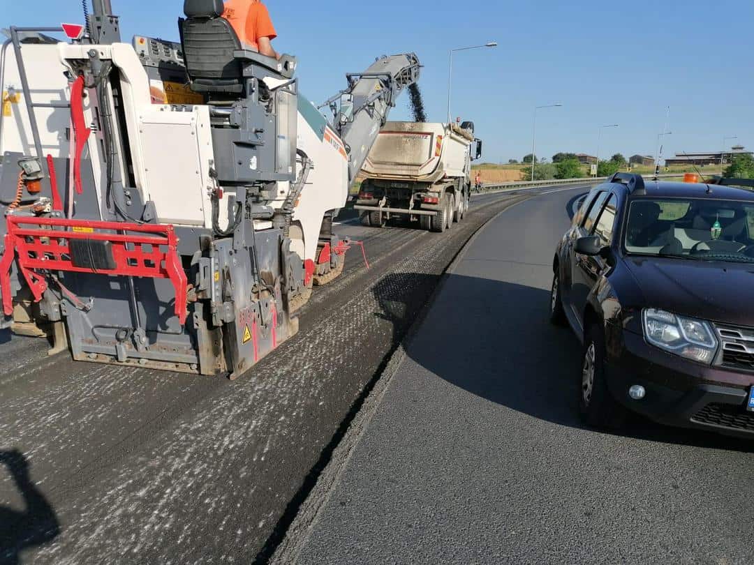 VIDEO FOTO Ieşirea de pe autostradă spre DN 1, la Şelimbăr, blocată pentru asfaltări