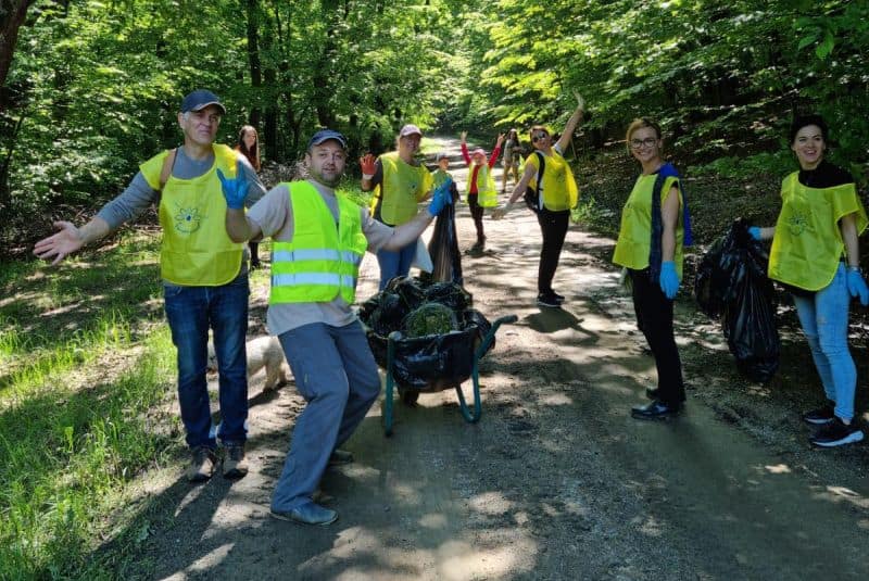 foto acțiune de ecologizare la cisnădioara - s-au strâns sute de saci cu gunoi