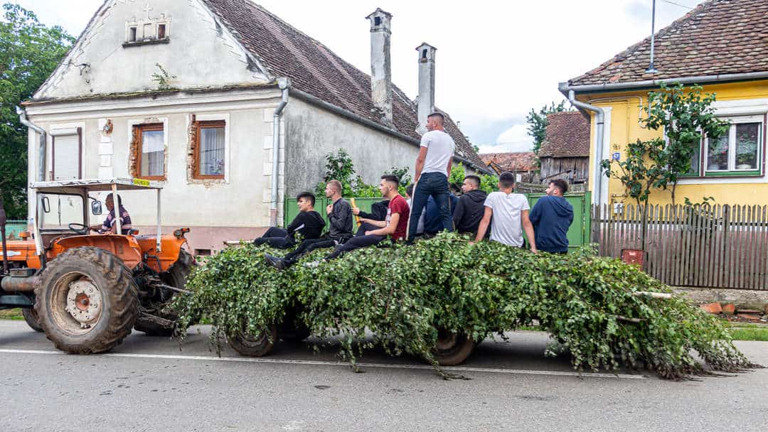 FOTO VIDEO Rusaliile sărbătorite tradițional în satele sibiene. S-au încins hore la Jina