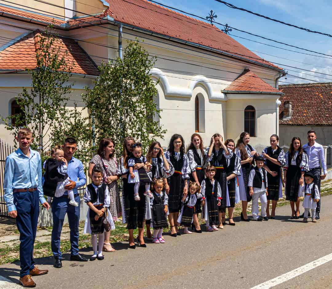 FOTO VIDEO Rusaliile sărbătorite tradițional în satele sibiene. S-au încins hore la Jina