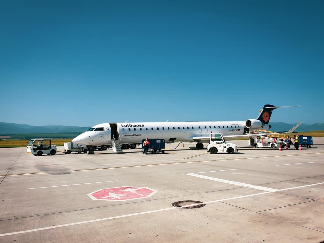 situație halucinantă pe aeroportul din sibiu. sute de pasageri au rămas fără bagaje pentru că nu au putut fi descărcate din avion