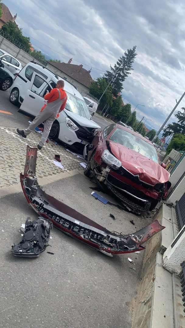 FOTO - Accident pe Calea Poplăcii - Două mașini avariate serios de un șofer neatent