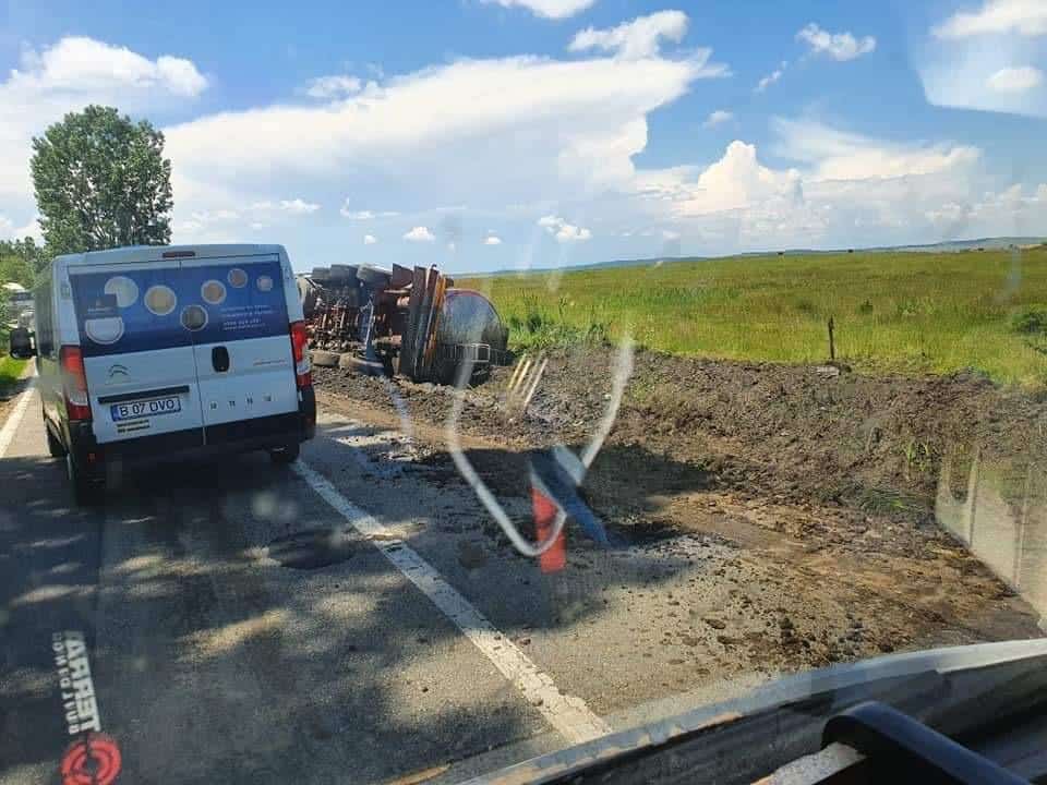 Un șofer beat s-a răsturnat în șanț pe Calea Șurii Mici - Transporta o cisternă plină cu ulei