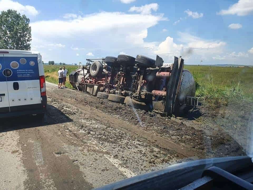 Un șofer beat s-a răsturnat în șanț pe Calea Șurii Mici - Transporta o cisternă plină cu ulei