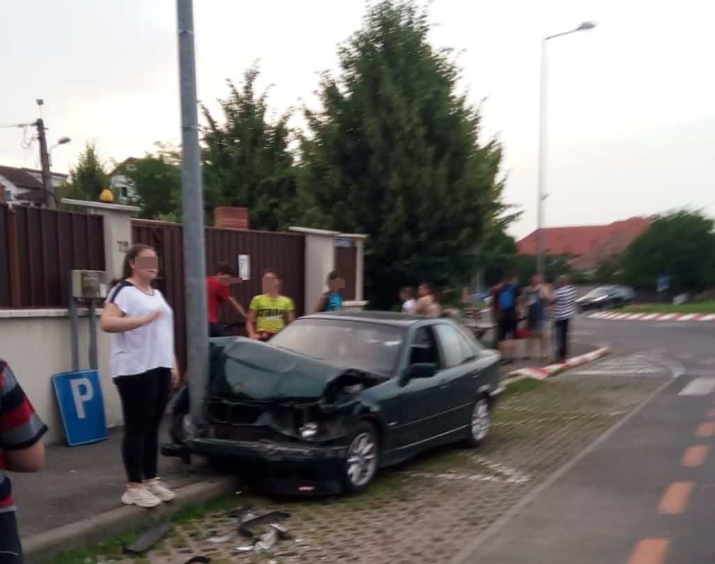 foto: un tânăr și-a făcut mașina praf după ce a intrat ca săgeata în giratoriul din piața sadu - ar fi făcut drifturi