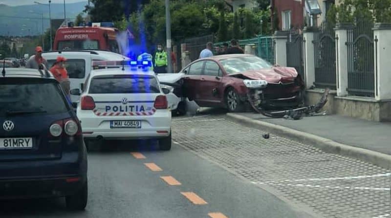 foto - accident pe calea poplăcii - două mașini avariate serios de un șofer neatent