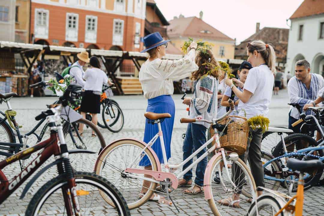 weekend spectaculos la sibiu - începe festivalul internațional de teatru, petreceri în cotton și sărbătoarea iei în muzeul astra