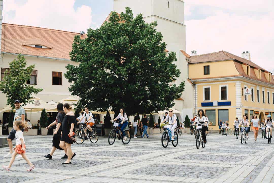 FOTO VIDEO - Imaginile weekend-ului la Sibiu. Sute de oameni au pedalat prin oraș la ''Biciclete Cochete''