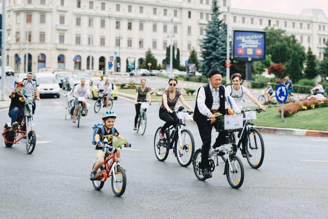 FOTO VIDEO - Imaginile weekend-ului la Sibiu. Sute de oameni au pedalat prin oraș la ''Biciclete Cochete''