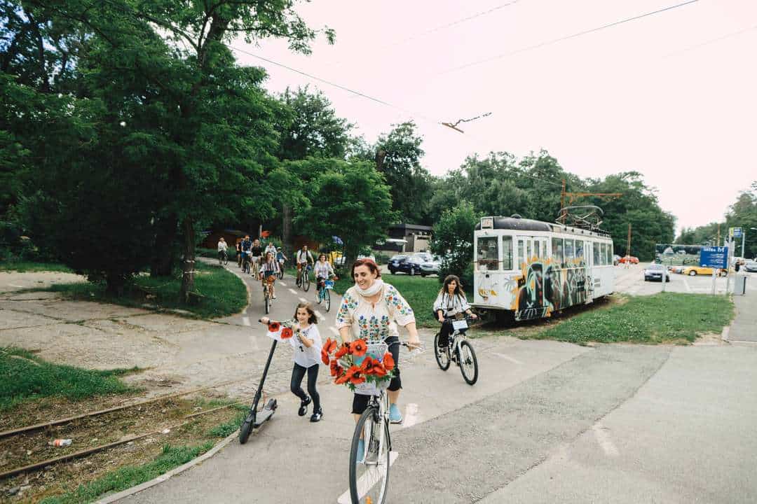 FOTO VIDEO - Imaginile weekend-ului la Sibiu. Sute de oameni au pedalat prin oraș la ''Biciclete Cochete''