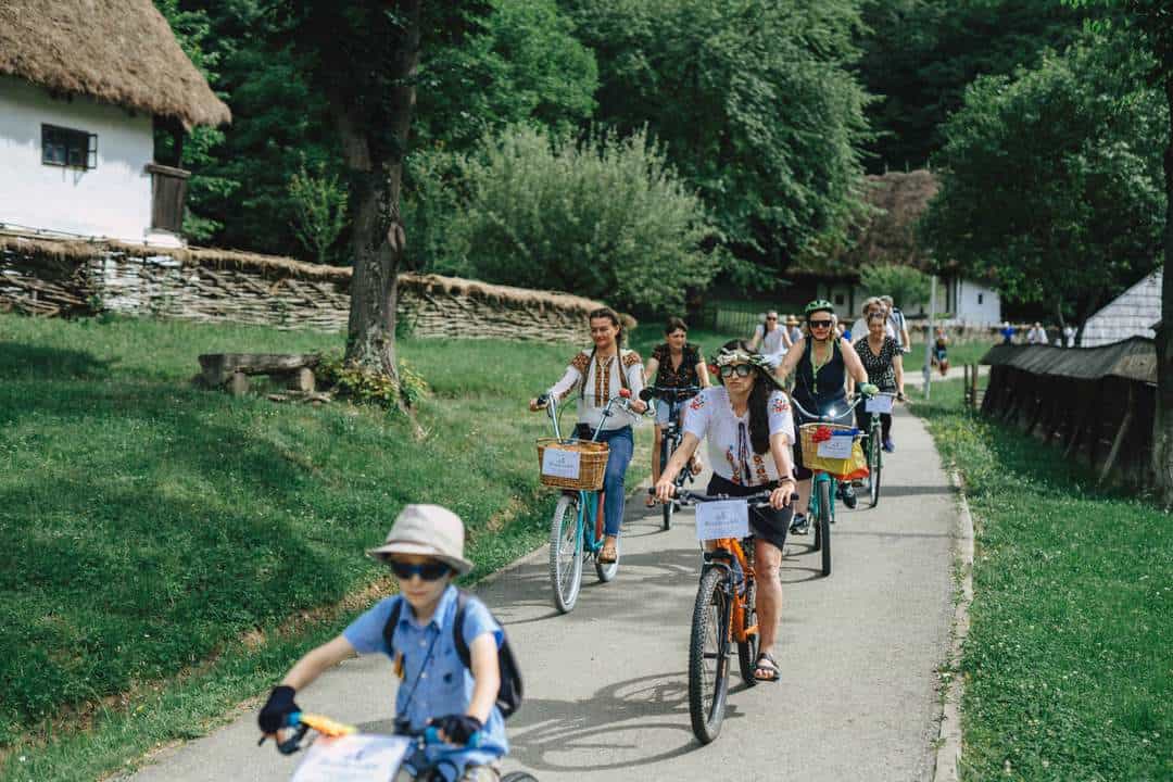 FOTO VIDEO - Imaginile weekend-ului la Sibiu. Sute de oameni au pedalat prin oraș la ''Biciclete Cochete''