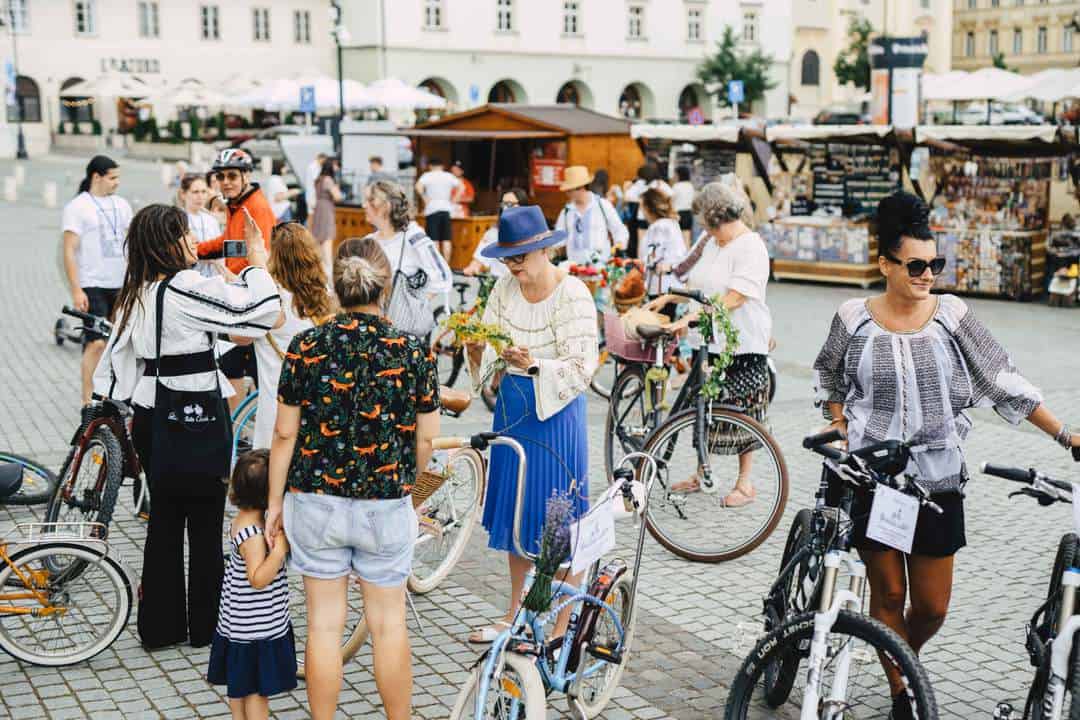 FOTO VIDEO - Imaginile weekend-ului la Sibiu. Sute de oameni au pedalat prin oraș la ''Biciclete Cochete''