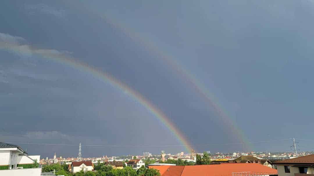 VIDEO FOTO Fenomen rar pe cerul Sibiului - A apărut un curcubeu dublu