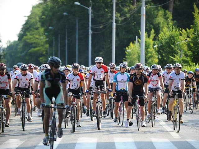 peste 350 de concurenţi la cursa sponsorilor - au pedalat şi ciclişti cu deficienţe de vedere