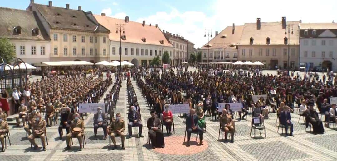 FOTO: Mii de studenți la festivitatea de absolvire în Piața Mare a Sibiului