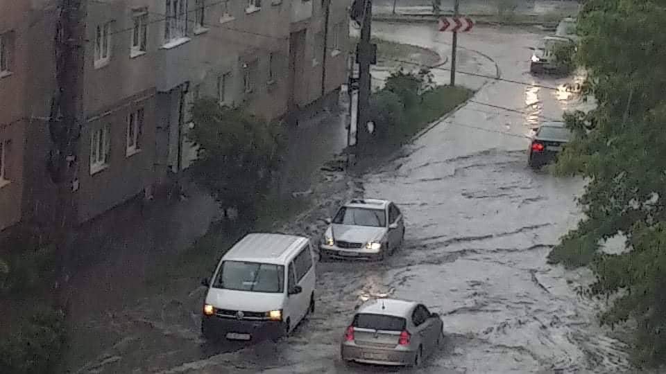 video foto: prăpăd pe mai multe străzi din sibiu din cauza ploii - mașinile “înoată” pe maramureșului