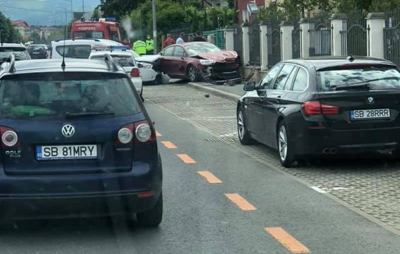 FOTO - Accident pe Calea Poplăcii - Două mașini avariate serios de un șofer neatent