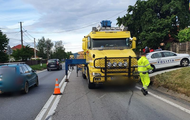 carusel răsturnat pe dn7 - trafic îngreunat pe sensul sibiu- vâlcea