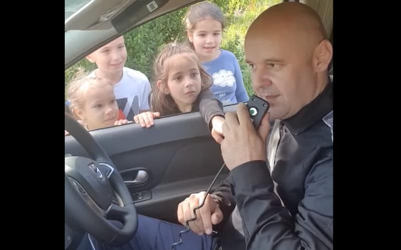 VIDEO Polițistul cool din Sibiu, ”magician” pentru câțiva copii. S-au distrat cu mașina poliției mai bine ca la un loc de joacă